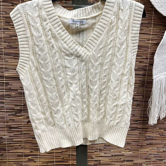 Hooked up by Iot Juniors' V-Neck Cable-Knit Vest - Ivory - Picture 2 of 3